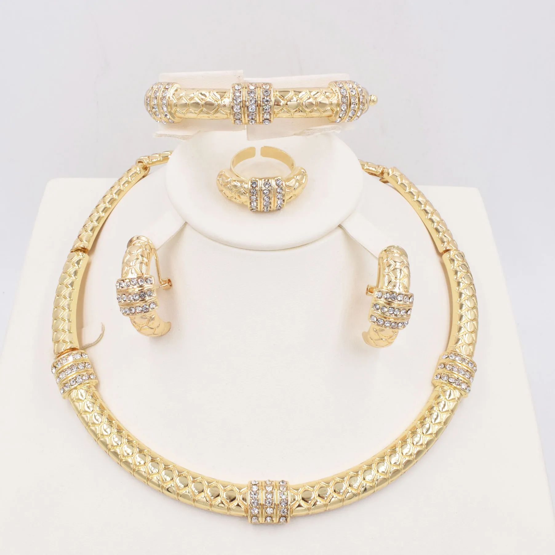 Комплект из колье серёг браслета и кольца