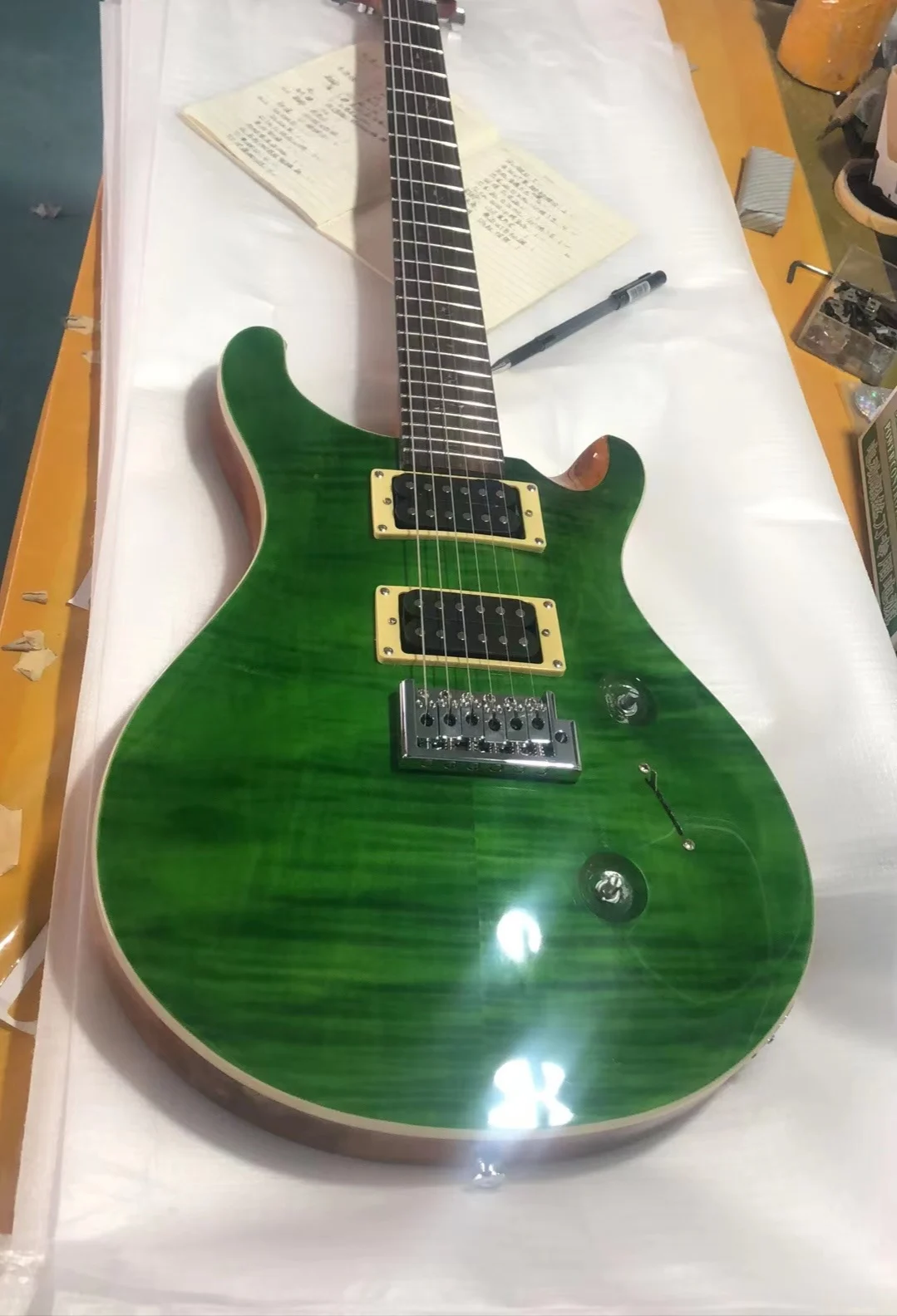

Ome 6-струнная электрическая гитара, блестящая зеленая фотография