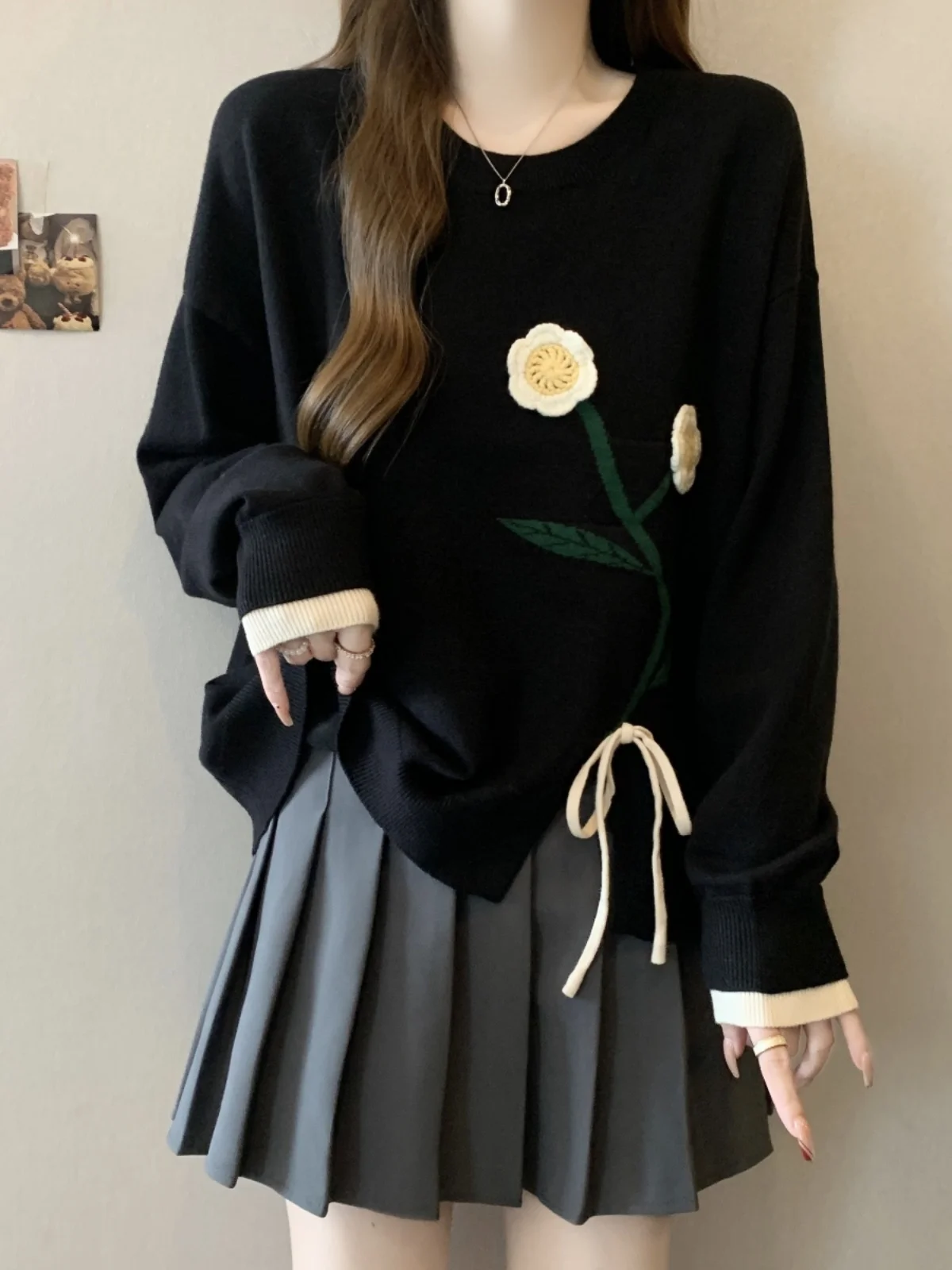 Женский черный свитер с нерегулярной вязкой на плечах осень-зима 2023 новый топ