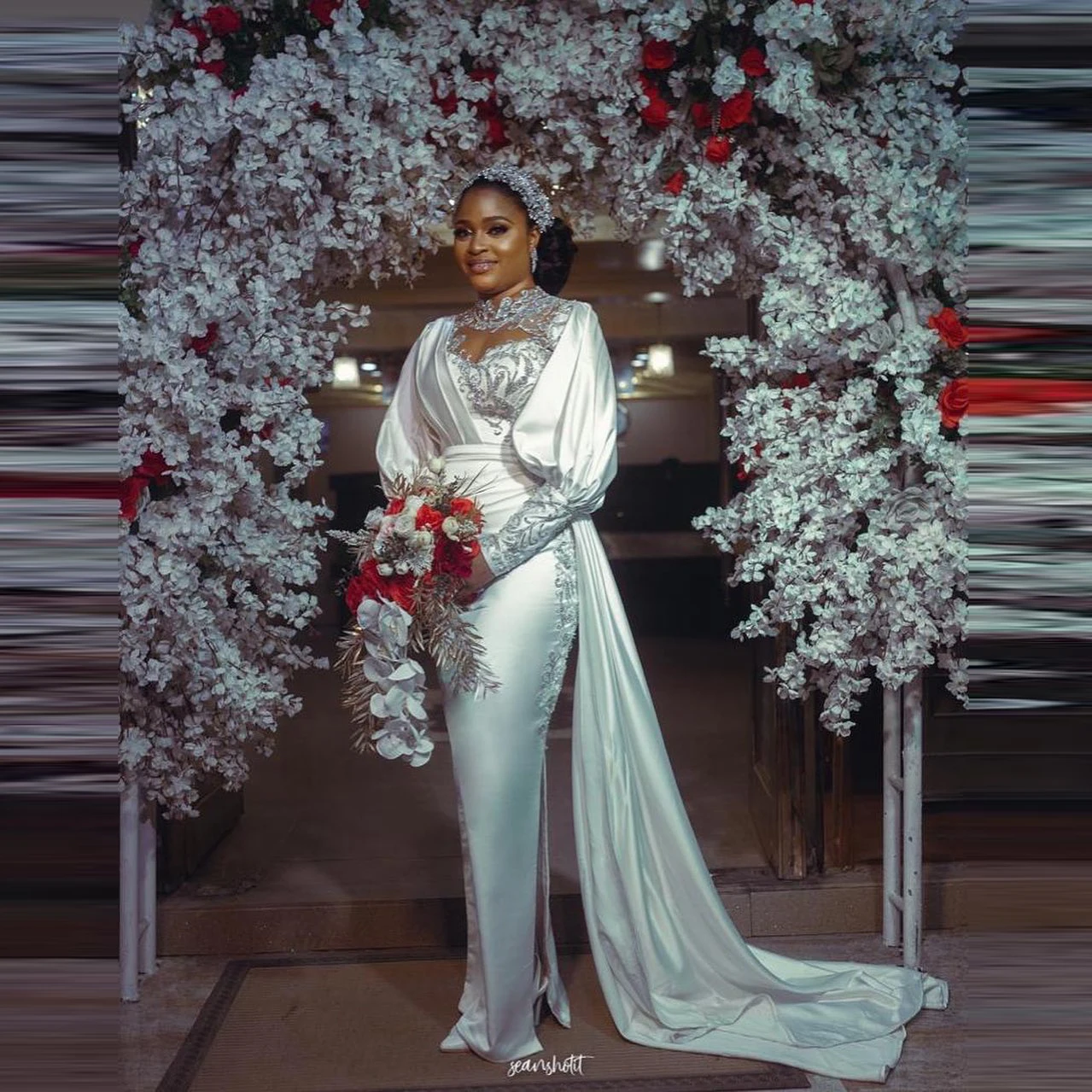 

Stunning High Neck Satin Wedding Dresses with Detachable Train Vestidos De Novia Lace Applique Lantern Sleeves Bride Gowns