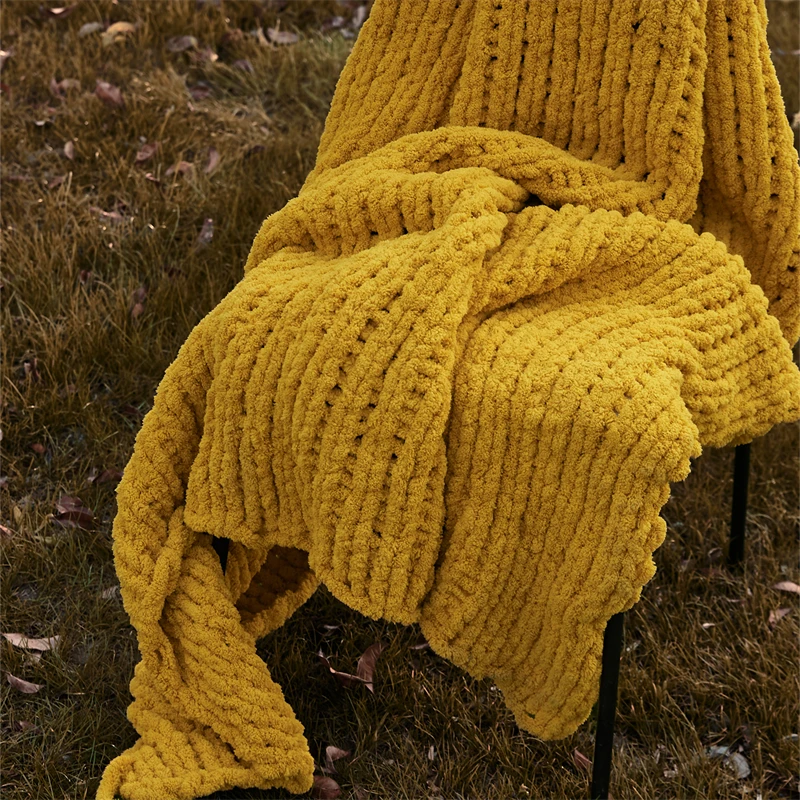 Одеяла из синели цвета белый бежевый серый желтый мягкий удобный диван-кровать