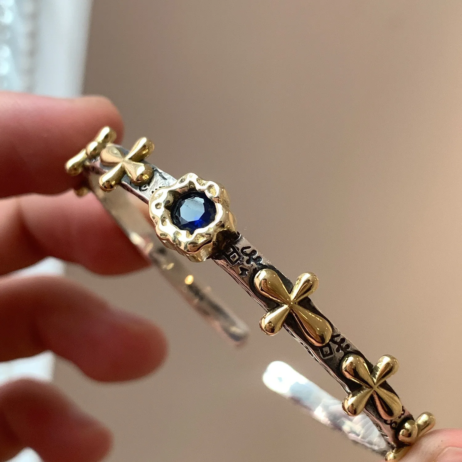 

Gold Colour Cross Graffiti Bracelet Female Fashion Light Luxury Niche Ins Niche Design Exquisite