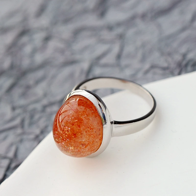 Оригинальное женское серебряное кольцо инкрустированное натуральным