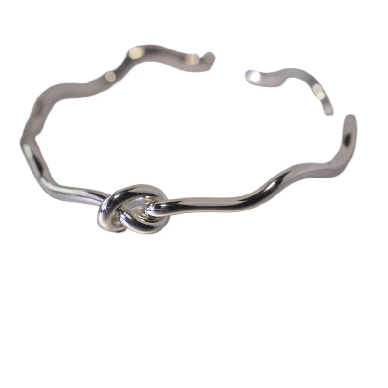 Браслет женский глянцевый из серебра 925 пробы с узелком