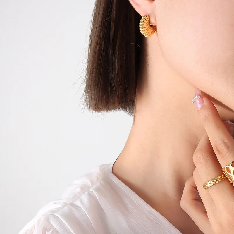 

Fan Shaped Threaded Personalized Earrings Female Titanium Steel Gold Plated Jewelry Anti Allergy