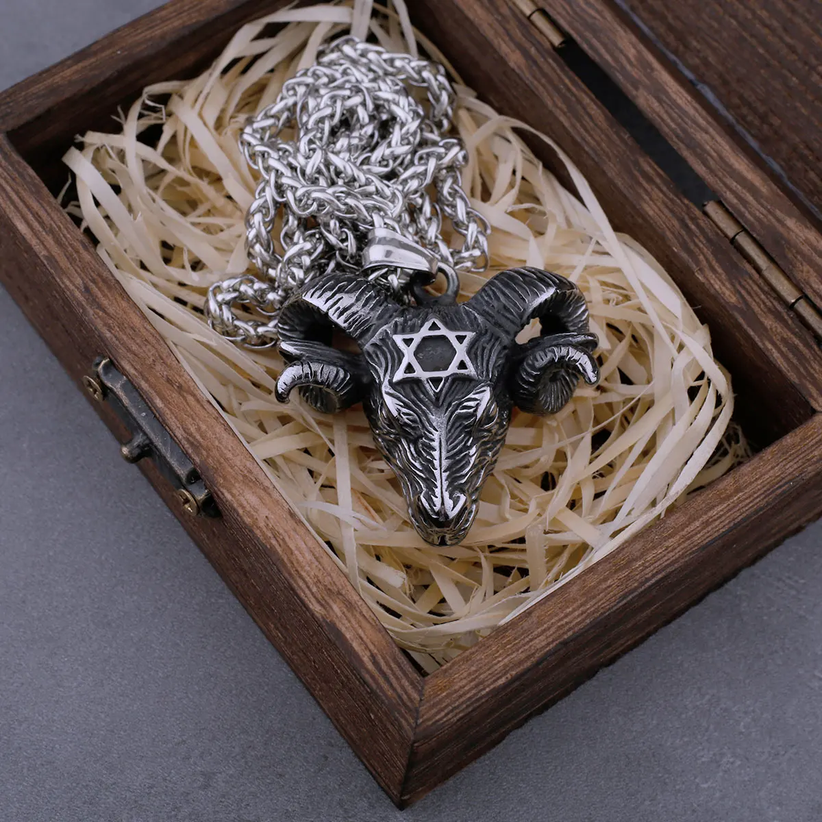 

Stainless steel hexagram sheep head pendant retro trend punk style domineering fashion jewelry generation hair box