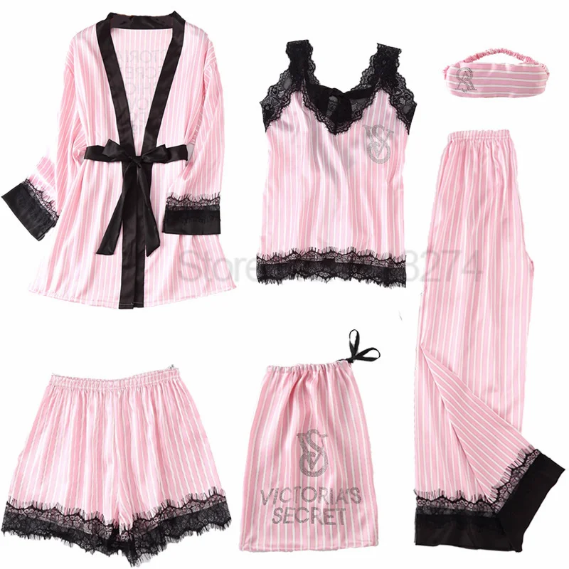 

Халат женский атласный с V-образным вырезом и шортами в полоску