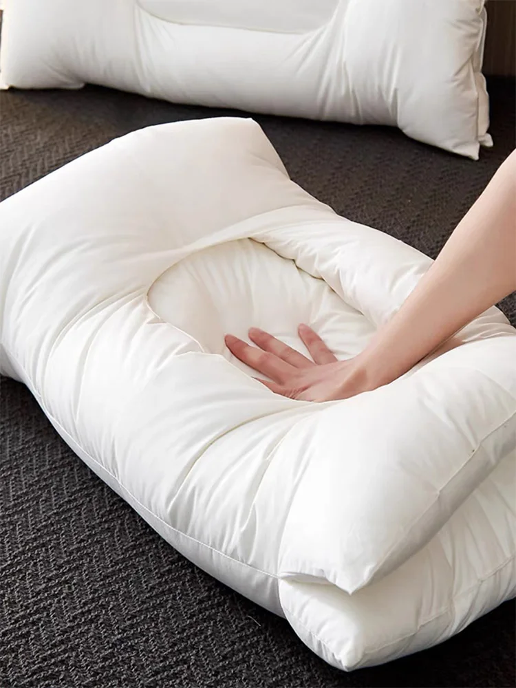 Мягкие бархатные подушки с перьями помогают спать расслабляющую шейную