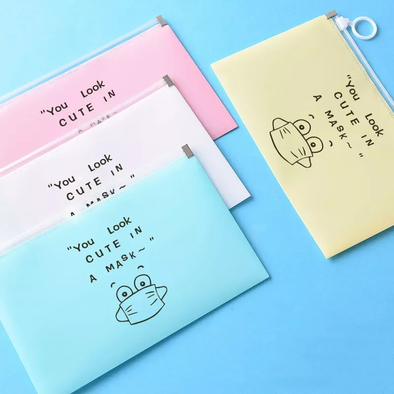 

1pc Cartoons Mask Cover Box Portable Facemask Holder Face Mask Storage Box CaseMasks Clip Storage Box Makeup Organizer