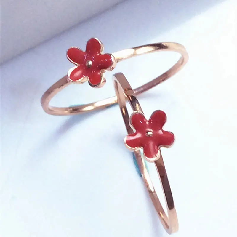 Женское кольцо с маленьким цветком из розового золота 585 пробы с эмалью
