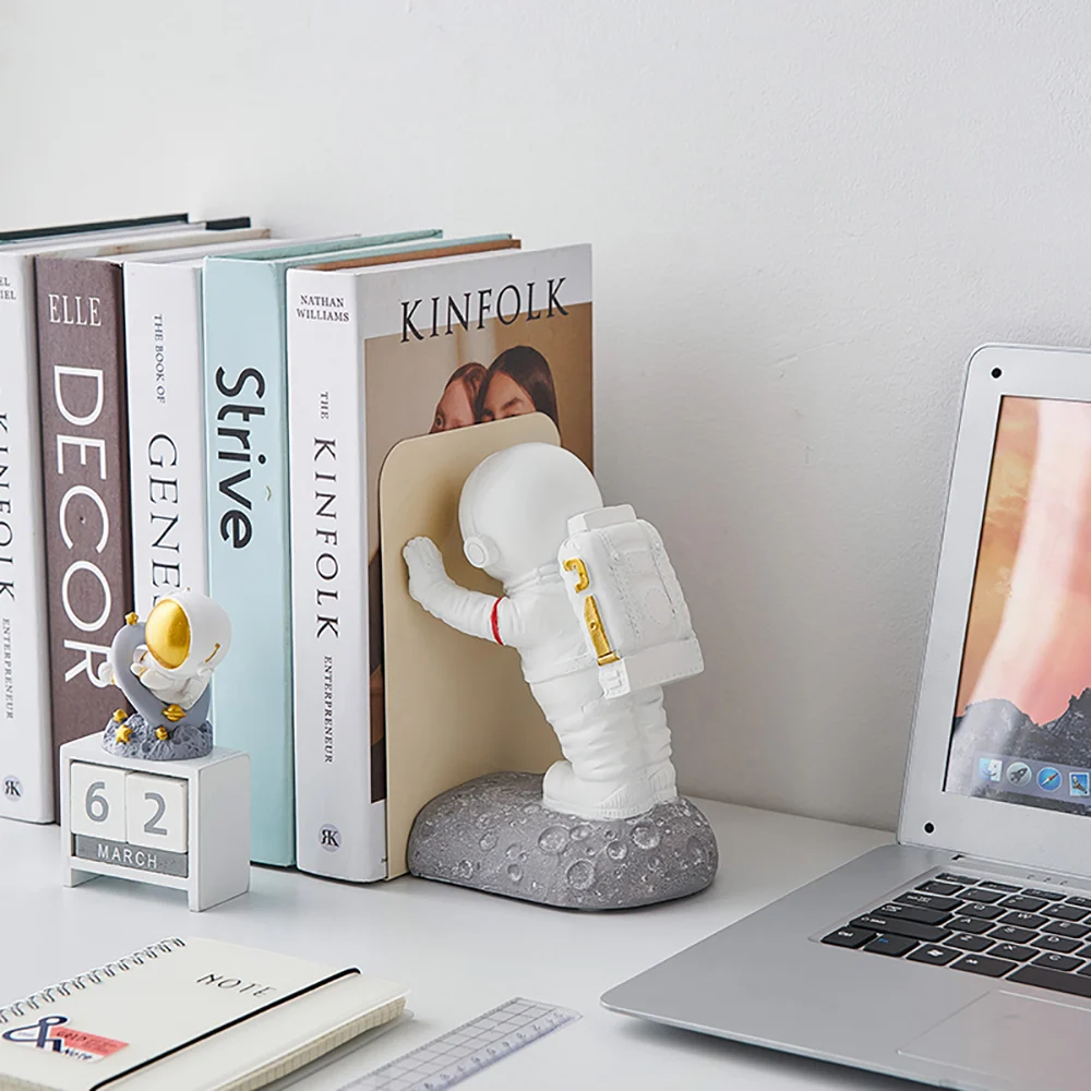 

Симпатичная статуя астронавта, книжные принадлежности, настольные аксессуары, скандинавский Декор для гостиной, домашний декор, статуэтка ...
