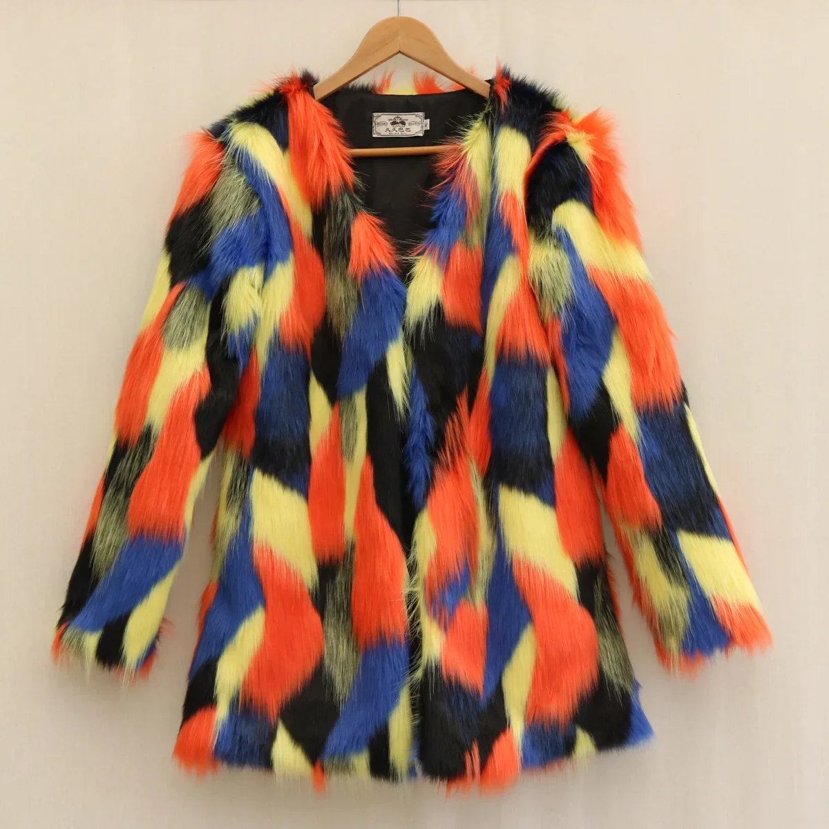 Русский В - воркутник с длинными рукавами это женская зимняя куртка в обтяжку