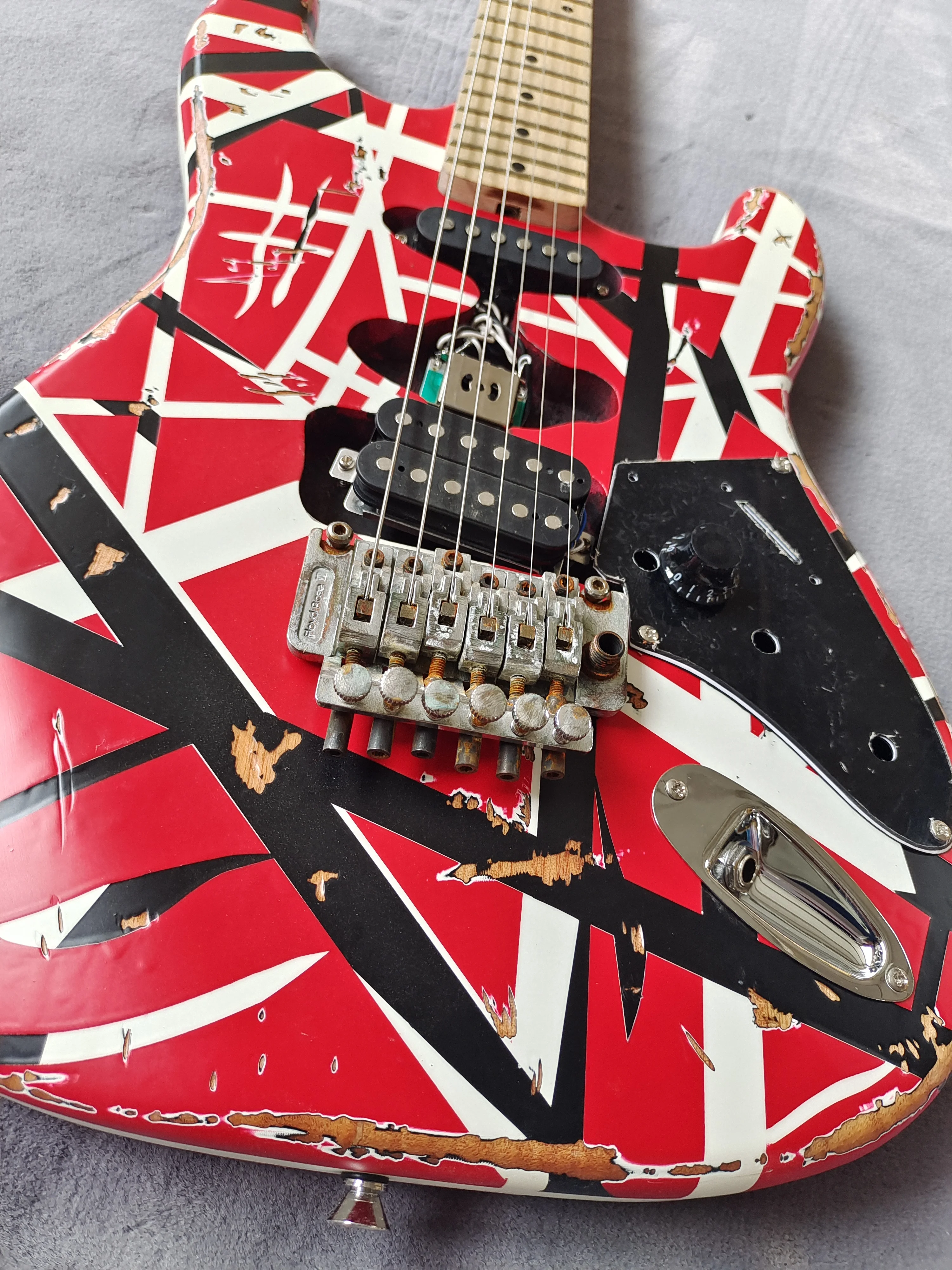 

Электрическая гитара на заказ, Классические черно-красные и белые полосы, ольдер, Кленовая шейка, импортированная из Канады, ручная работа и caref