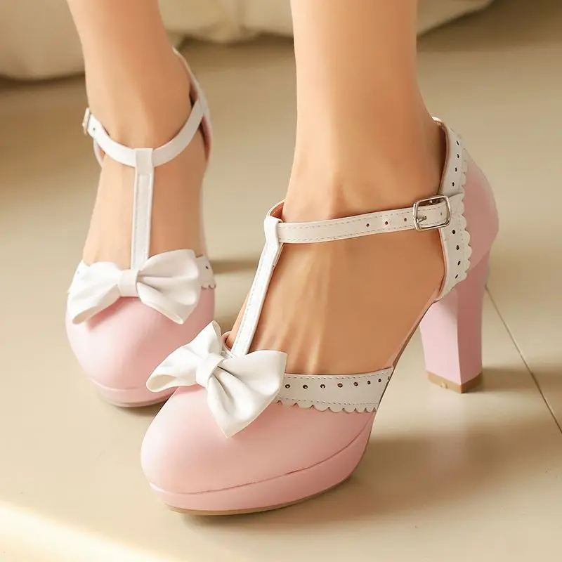 Фото REAVE CAT Sweet Mary Janes Женские туфли-лодочки на массивном каблуке 9 см на платформе 2 см с Т-образным ремешком и бантом Большой размер 46 47 48 Туфли в стиле Лолита №1