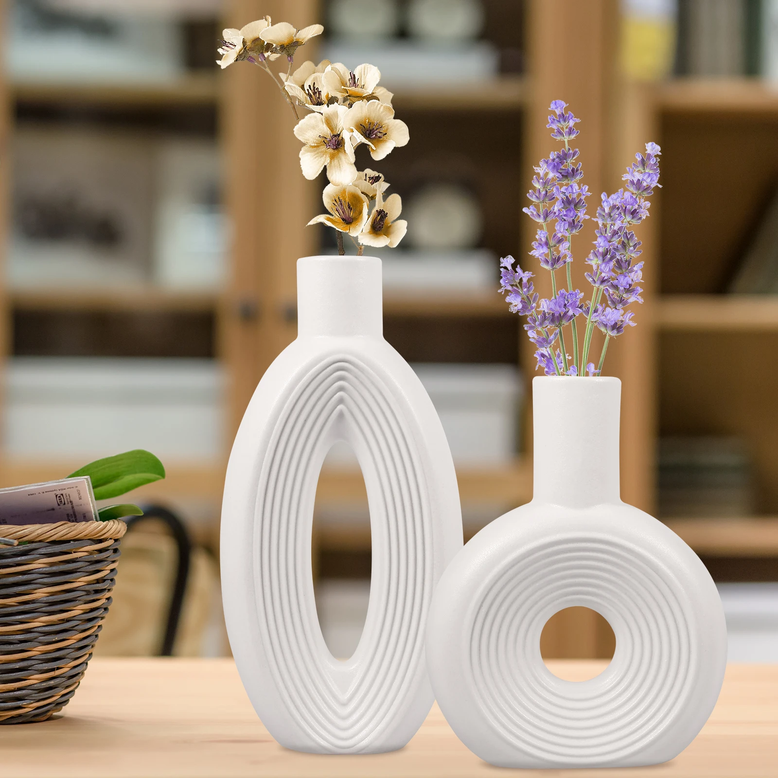 

Набор керамических белых ВАЗ, 2 шт., креативные полые цветочные вазы, декоративные цветочные вазы в минималистском стиле для пампасной травы...