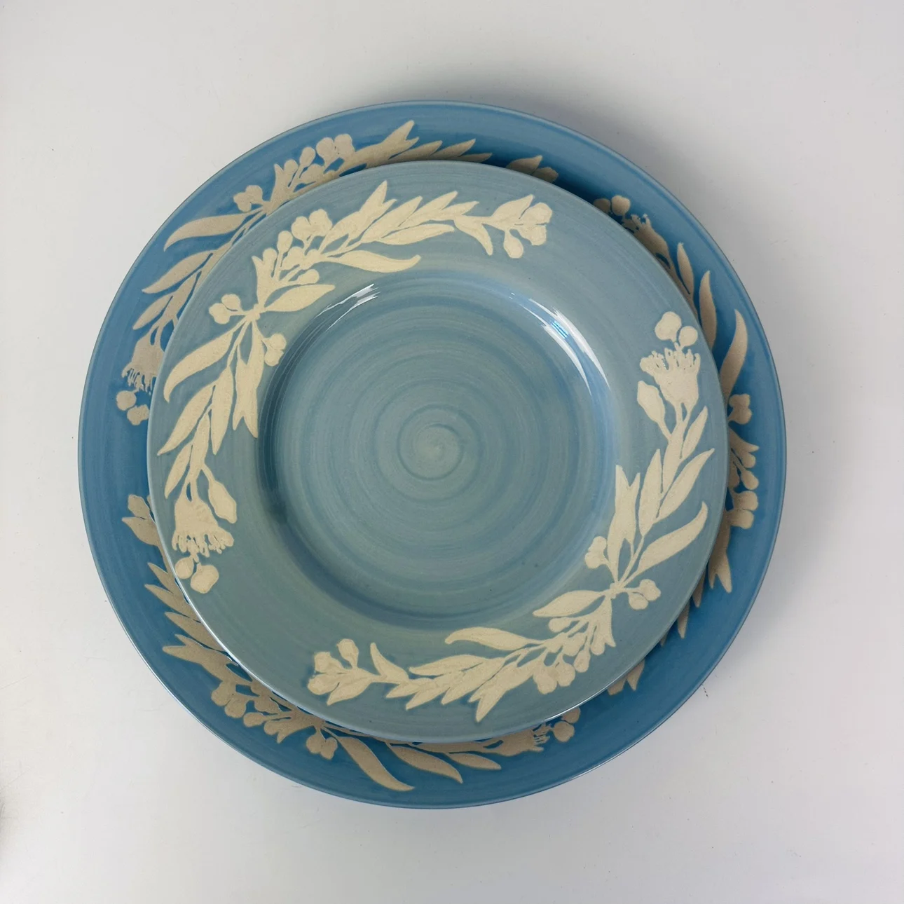 

High quality 8.5 inch 10.5 inch ceramic dining plate, underglaze color household color plate, sunken carved disc,