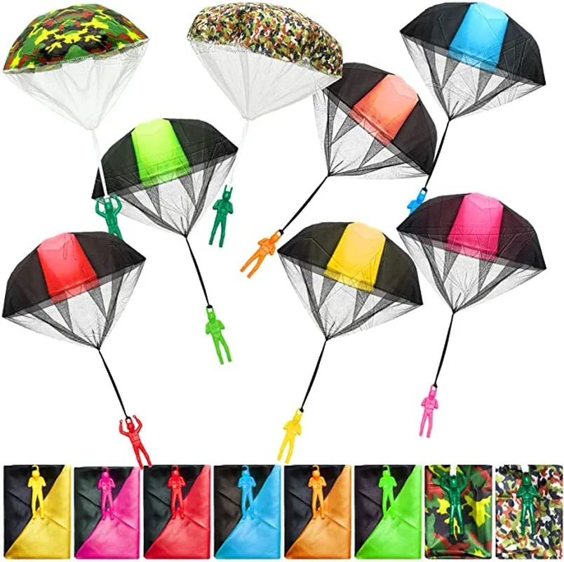 

Детские летающие игрушки бесплатно бросают руками парашют армейский человек бросает его и смотрит посадку игрушки для детей Подарки