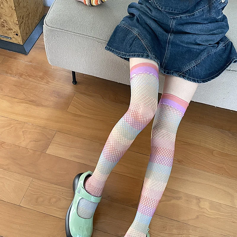 

Женские чулки, летние цветные радужные Полосатые Гольфы выше колена в стиле Харадзюку, Лолита, высокие ажурные носки для горячей девушки, сексуальные длинные носки