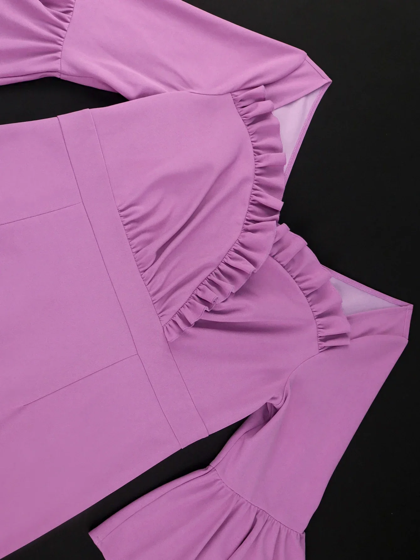 Скромное женское вечернее платье с квадратным воротником и оборками