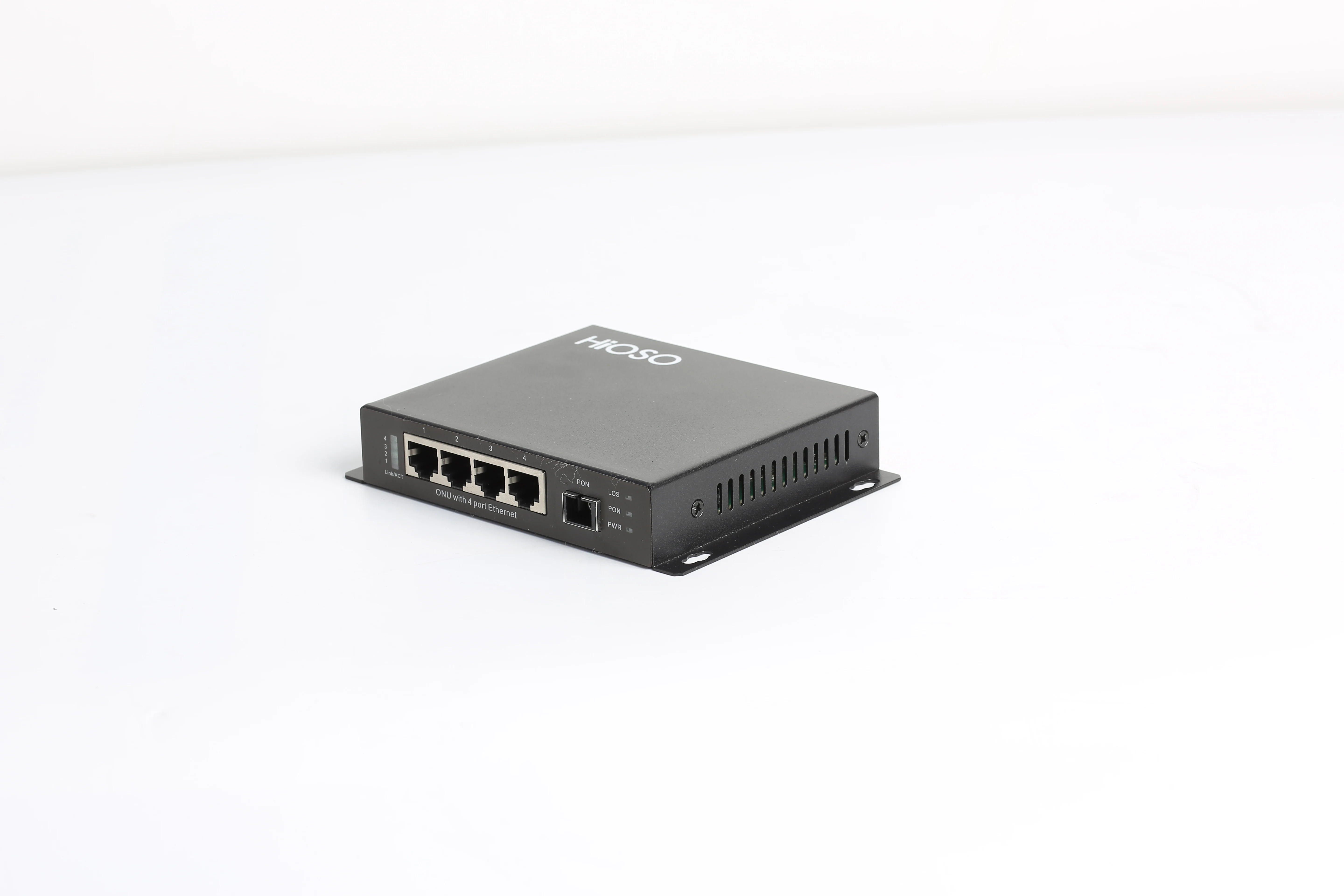 Фото HiOSO GPON ONT имеет высококачественный металлический корпус для настенного монтажа, поддерживает GPON и EPON OLT, обеспечивает 4 порта 100M RJ45 Ethernet. №3
