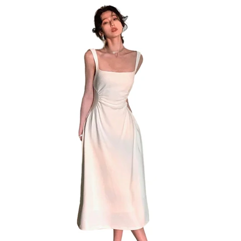 Элегантное платье на бретельках, однотонное платье с квадратным вырезом в минималистическом стиле