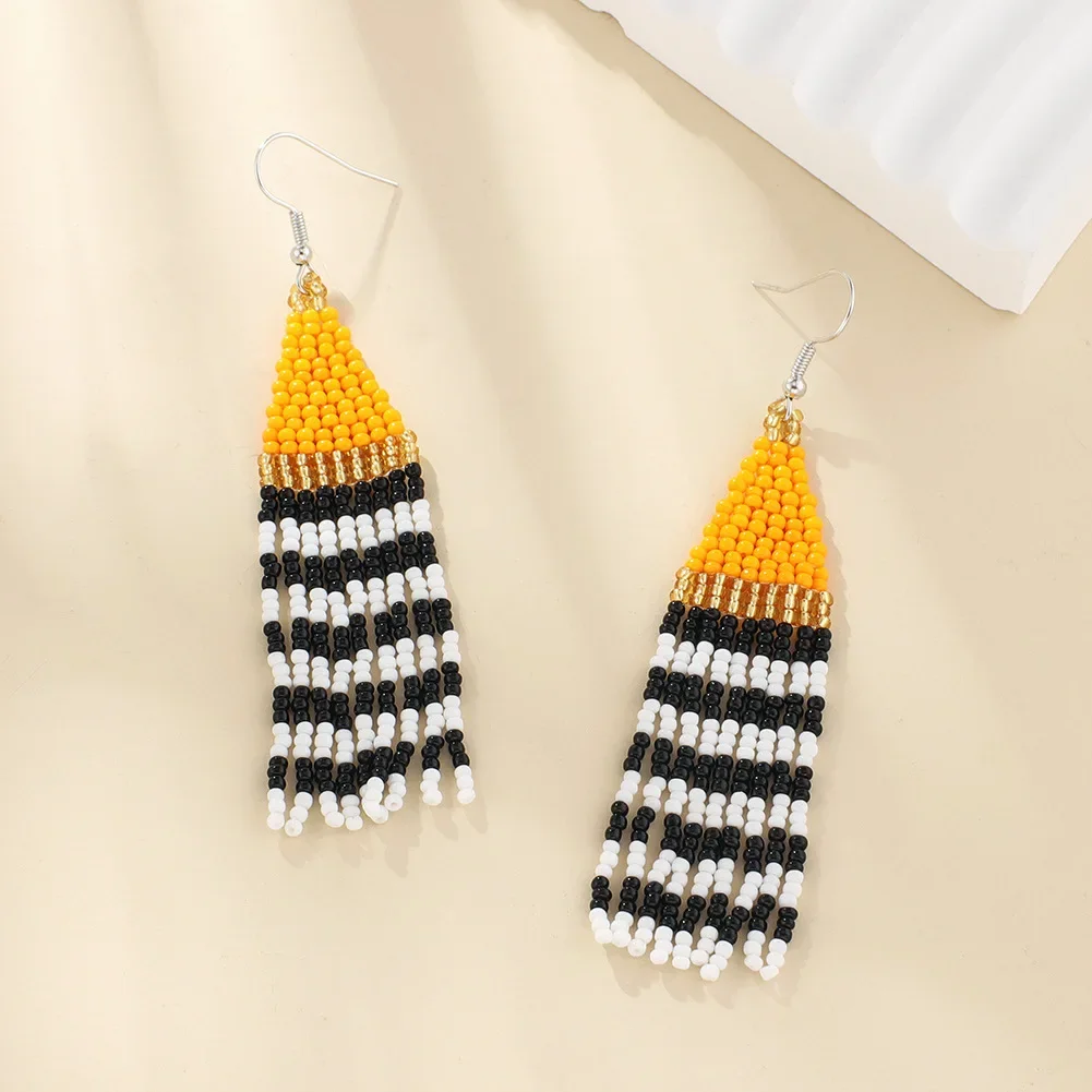 Серьги из рисовых бусин с кисточками черно-белые полоски оригинальный дизайн