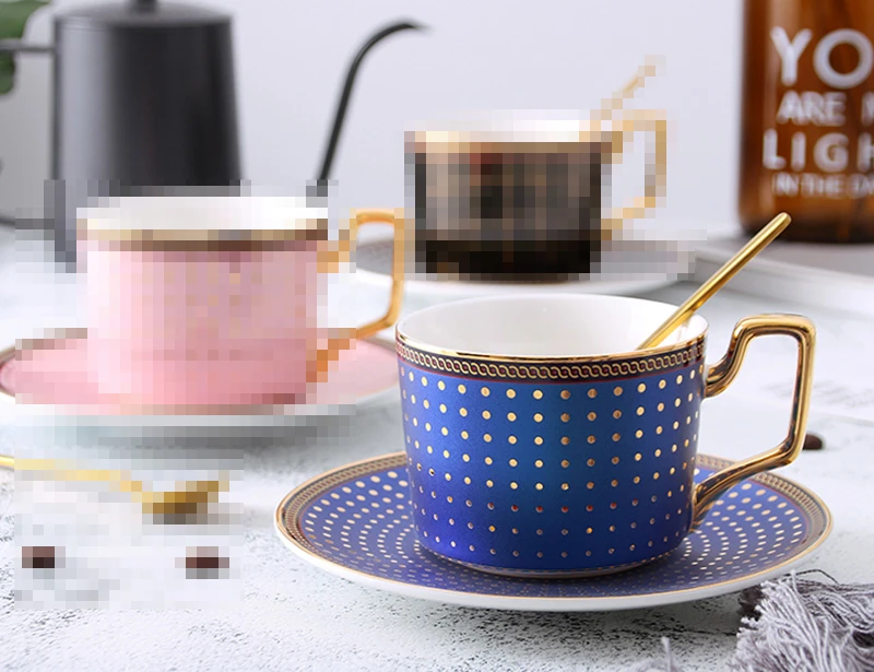 Набор из разноцветной чашки и блюдца керамическая кофейная чашка с блюдцем