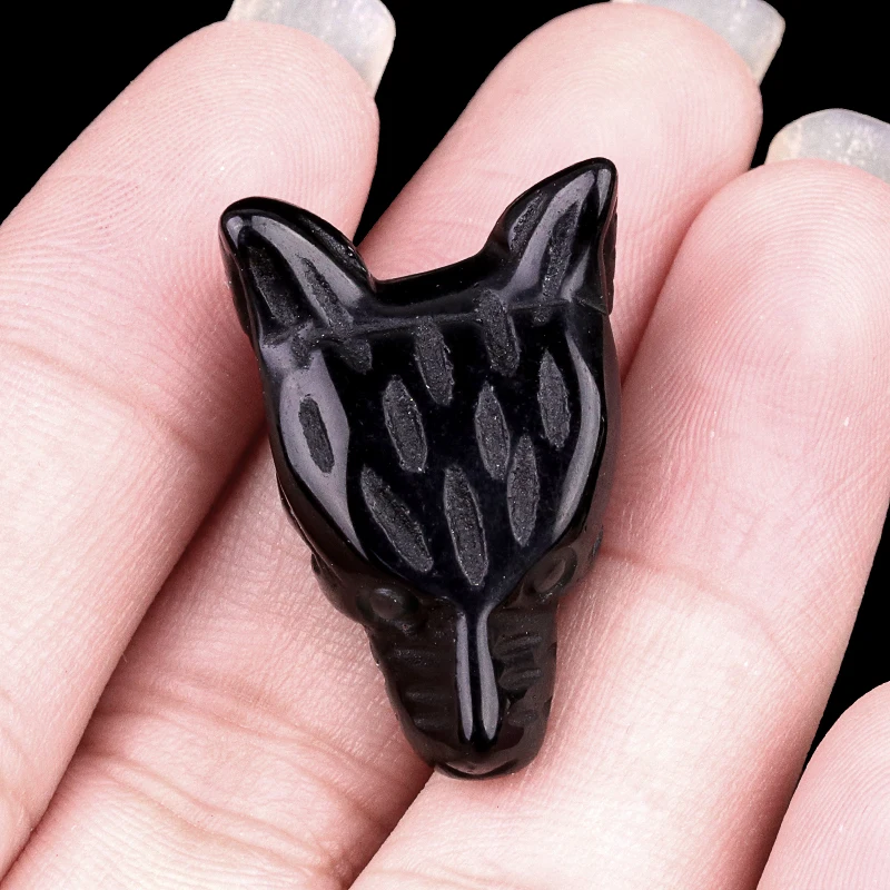 

Резная голова волка из аметиста и кварца