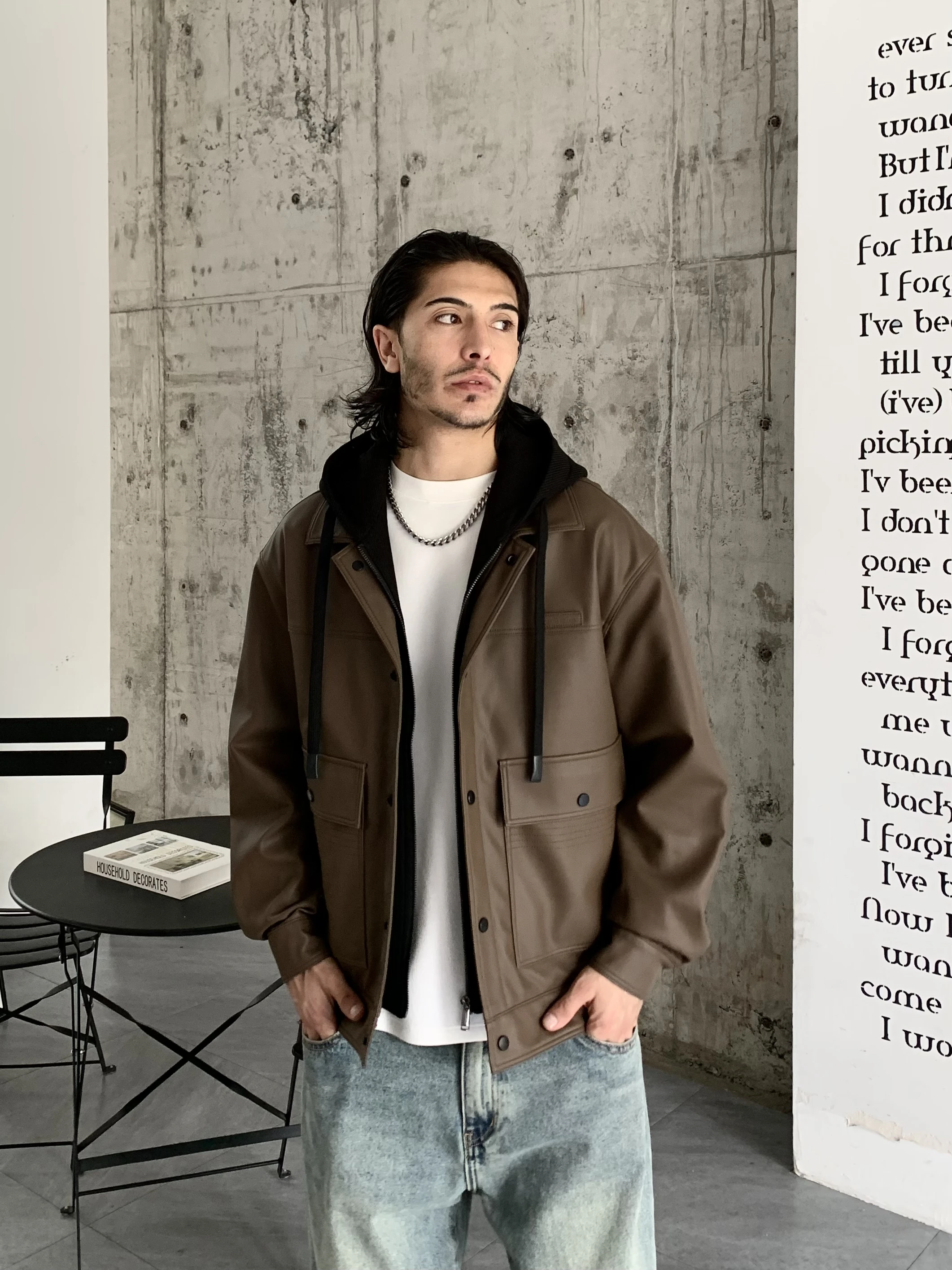 Кожаное пальто с капюшоном утолщенное кожаное лацканами на флисовой подкладке