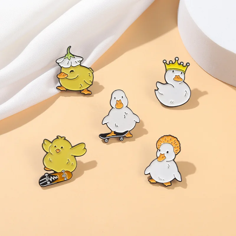 Cute Yellow Duckling Enamel Brooch Duck Mother Untitled Goose Skateboard Crown Fun Metal Badge Costume Lapel Pin Jewelry