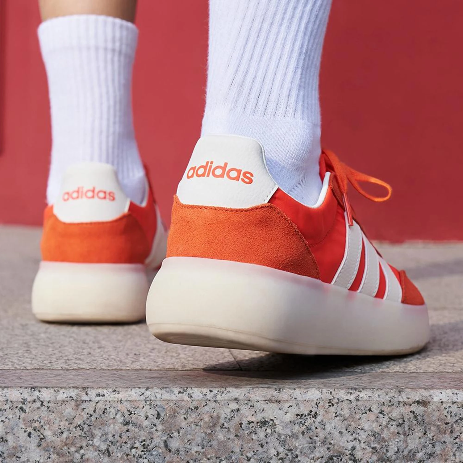 Фото Легкие низкие кроссовки Adidas Authentic BARREDA DECODE для мужчин и женщин JQ6670 №3
