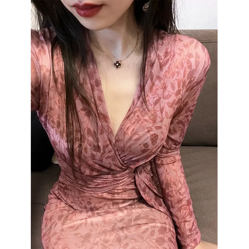 

Женское весеннее платье с V-образным вырезом и цветочным принтом