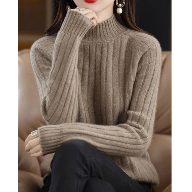Женский трикотажный пуловер с высоким воротником и коротким рукавом