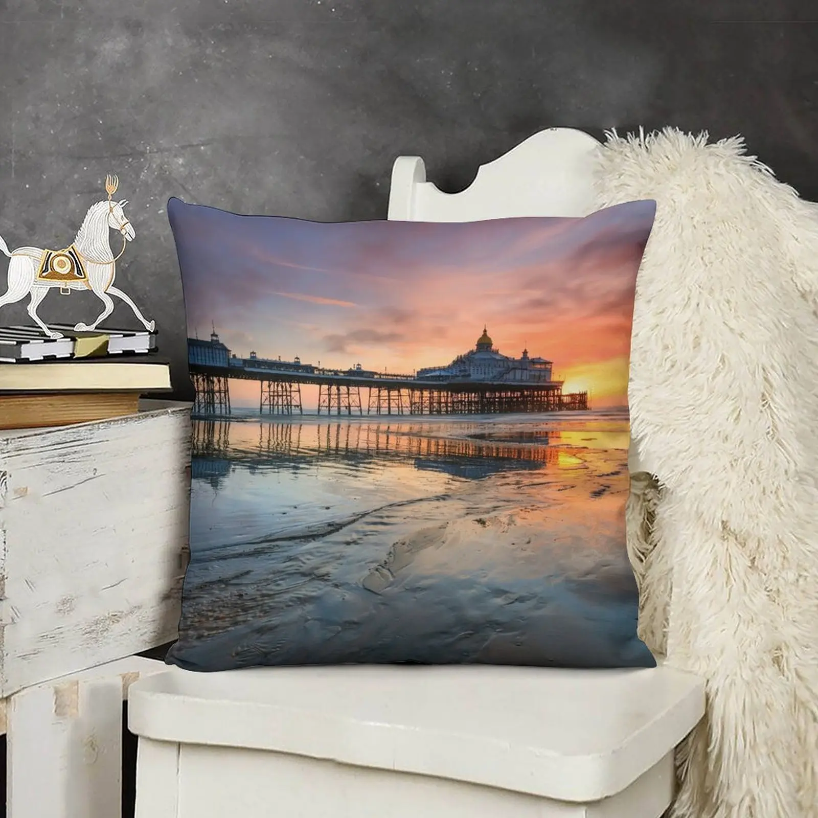 Полиэстерная наволочка Sunrise reflected in Eastbourne Beach