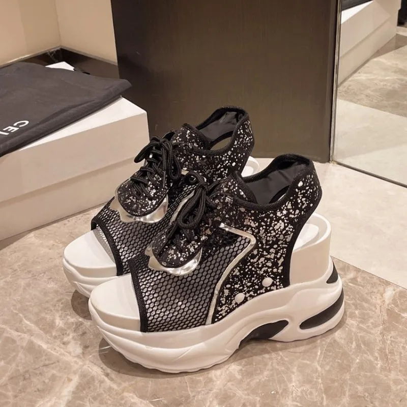 Женские босоножки со шнуровкой спереди с вырезами