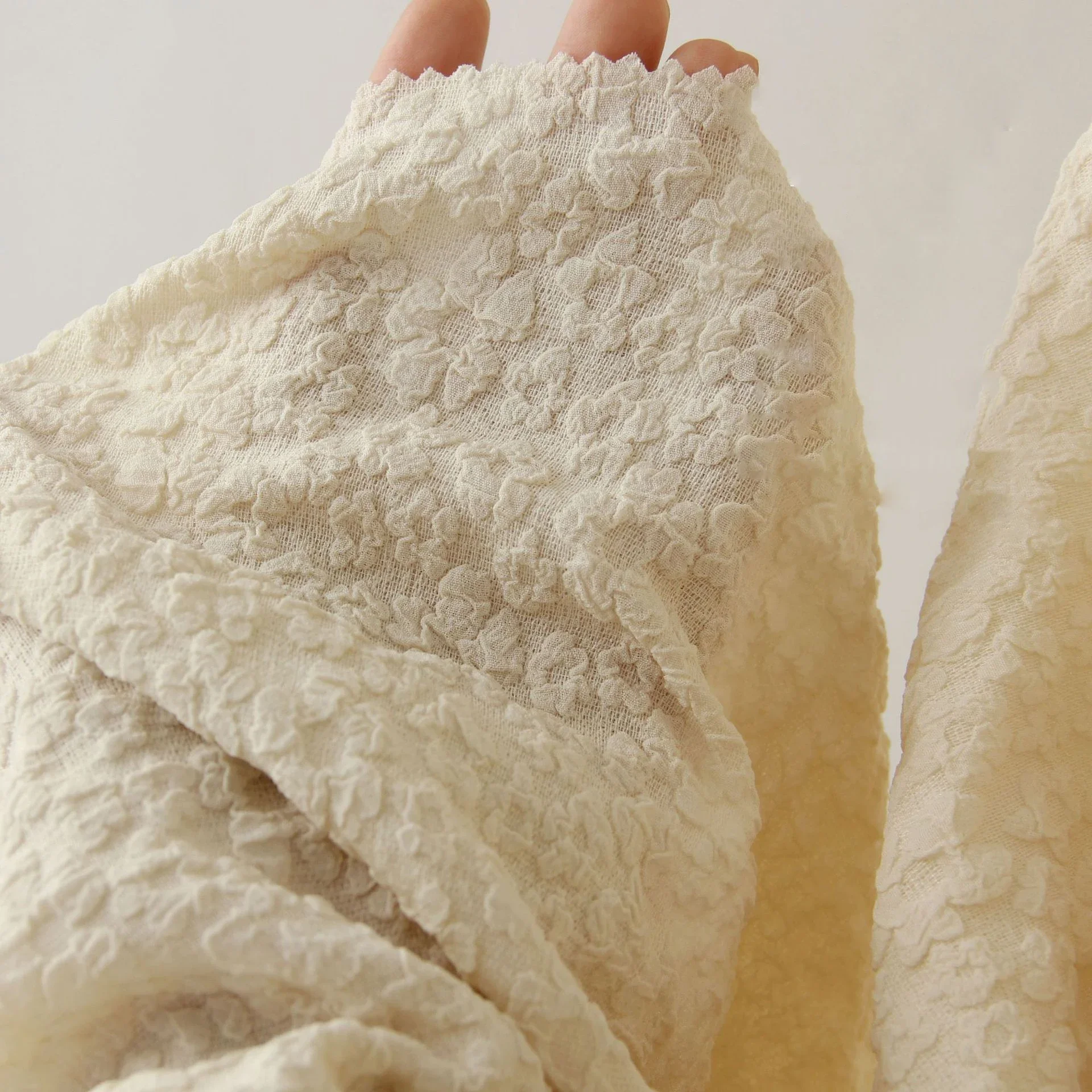 Желтая рельефная жаккардовая ткань с маленькой цветочной текстурой модное