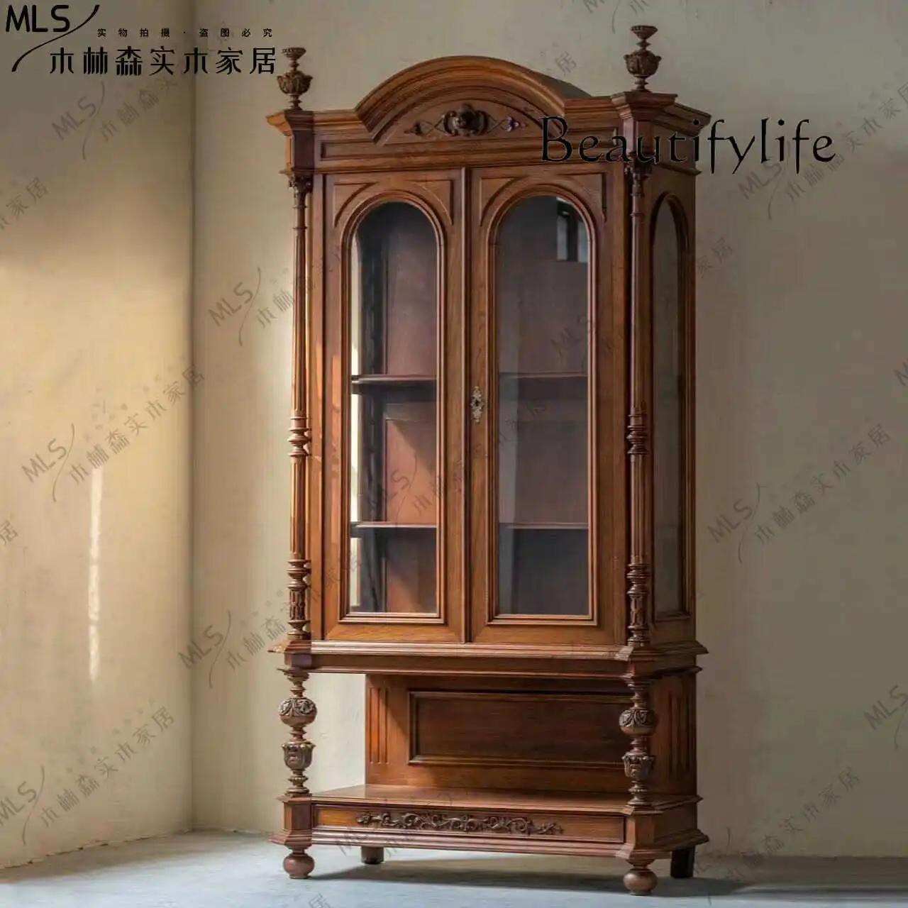 Деревянный резной однодверный небольшой шкаф в американском стиле стеклянный