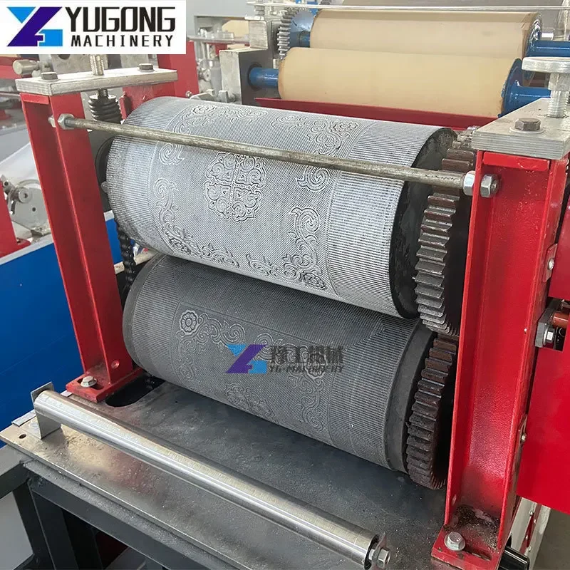 Полностью автоматическая машина для изготовления складных салфеток с тиснением