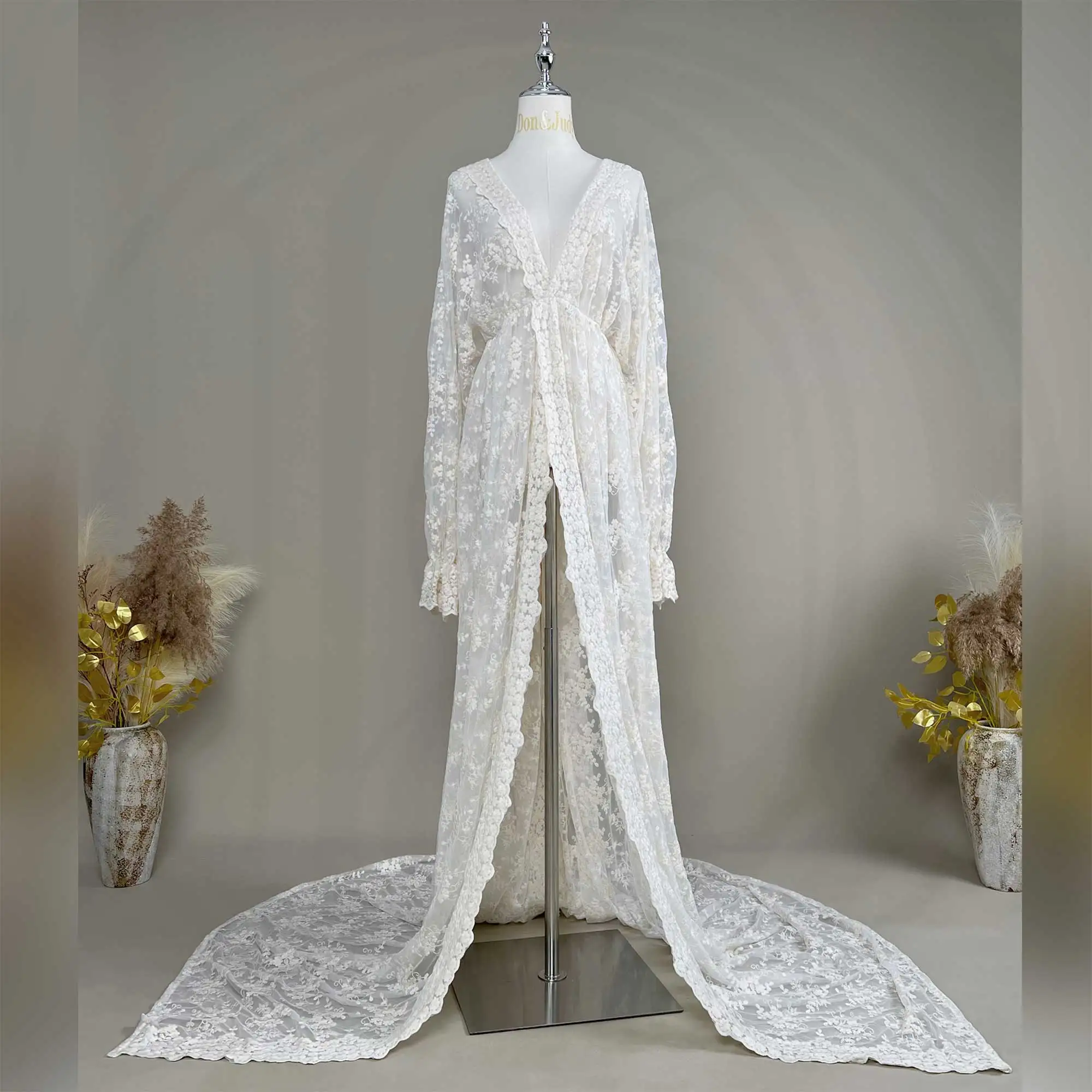 Платье с длинными рукавами и разрезом спереди одежда вышивкой из тюля