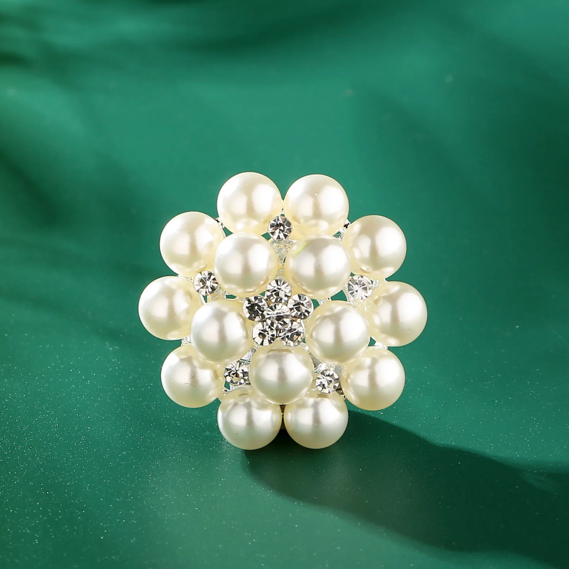

Fashion Artificial Pearl Brooch Retro Personality High-End Temperament Badge Men's And Women's Clothing Accessories Corsage