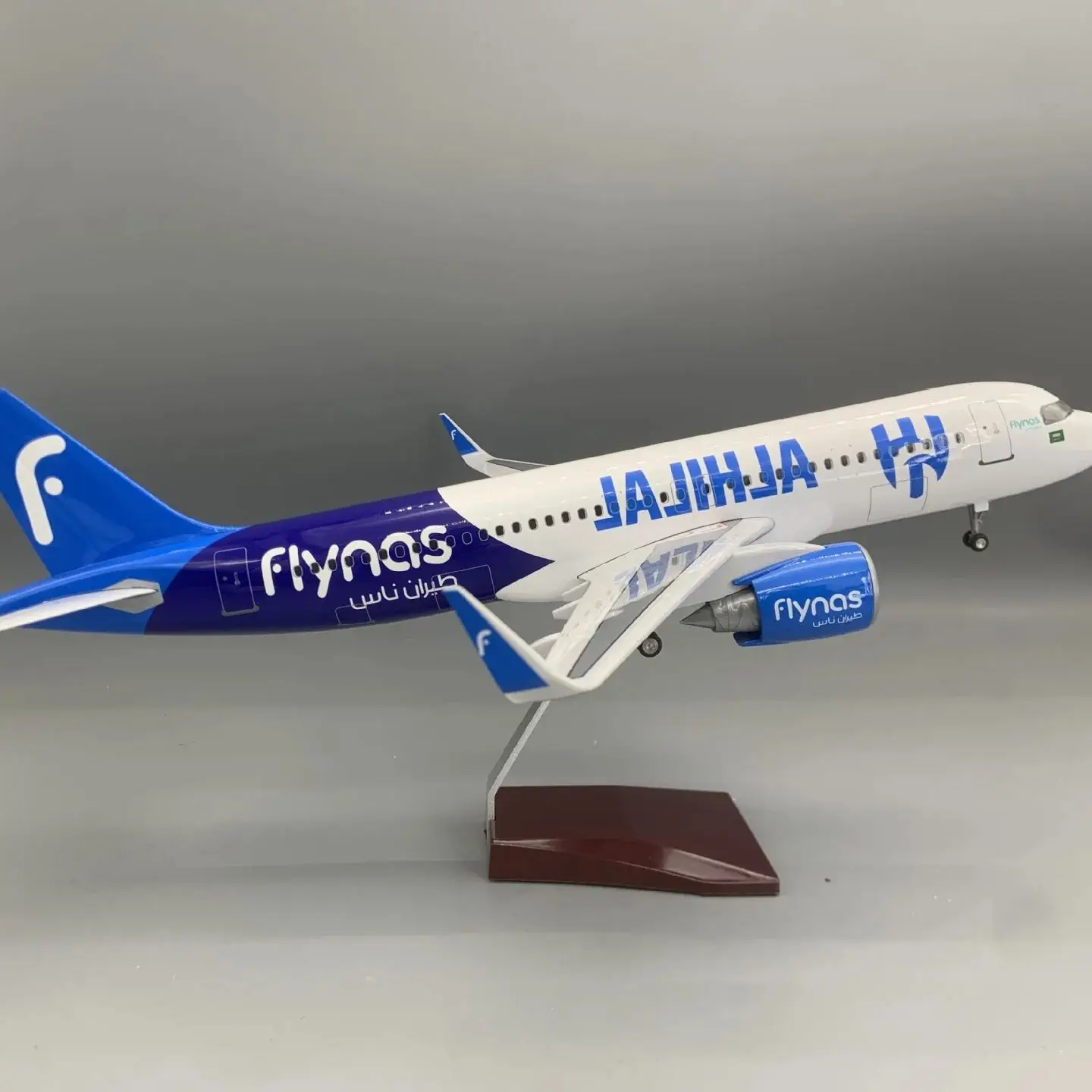 Фото Модель самолета Saudi Flynas A320neo, 47 см, статическая имитация, с подсветкой и колесами, литая под давлением, для домашнего декора №1