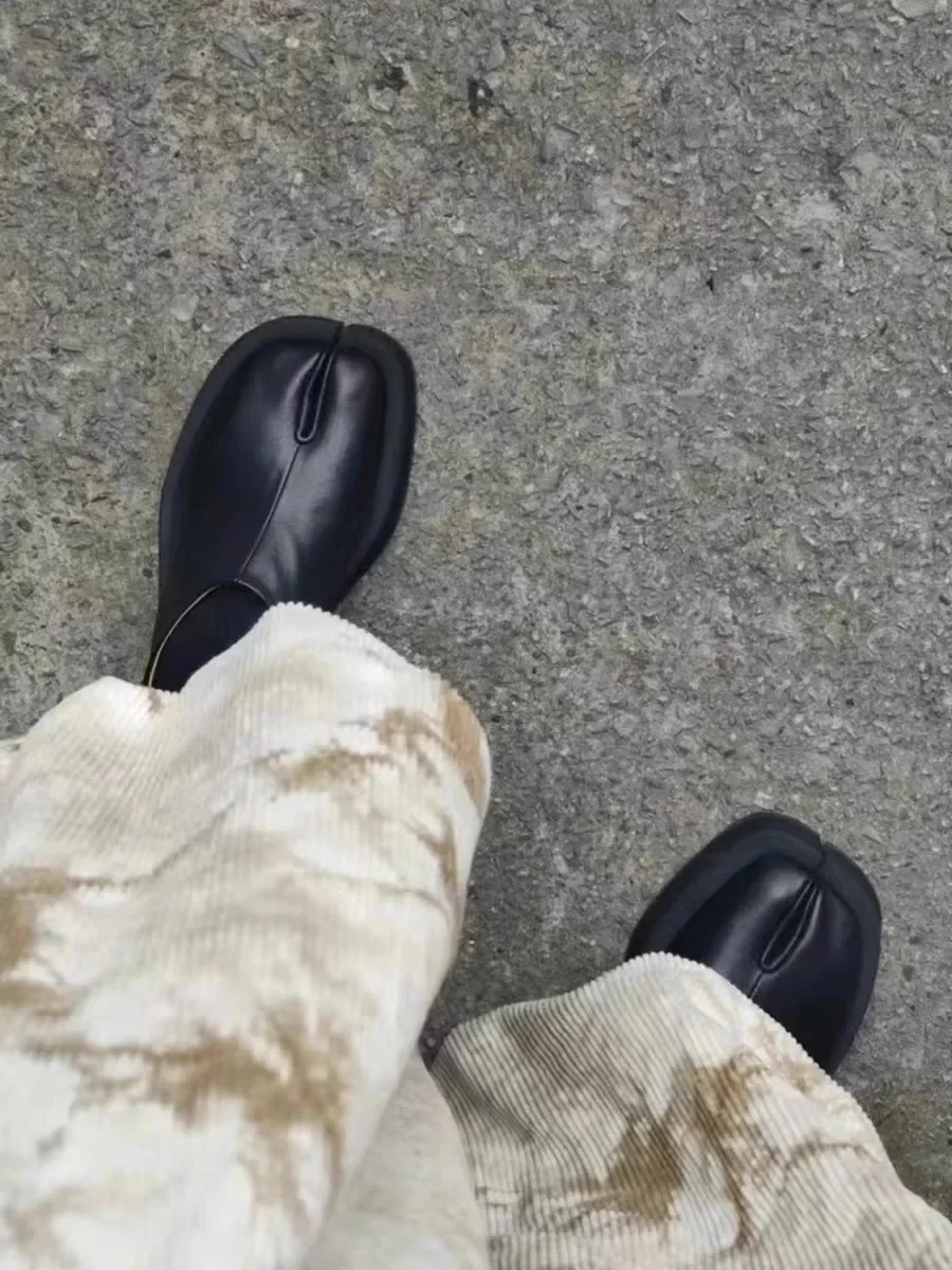 Женская обувь из кожи растительного дубления Tabi с разделенным носком удобные