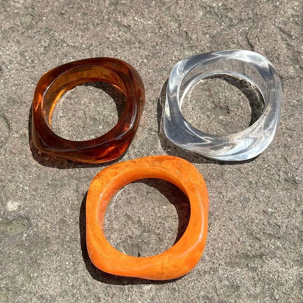 Дизайн меньшинств блестящий акриловый браслет волнистый преувеличенный