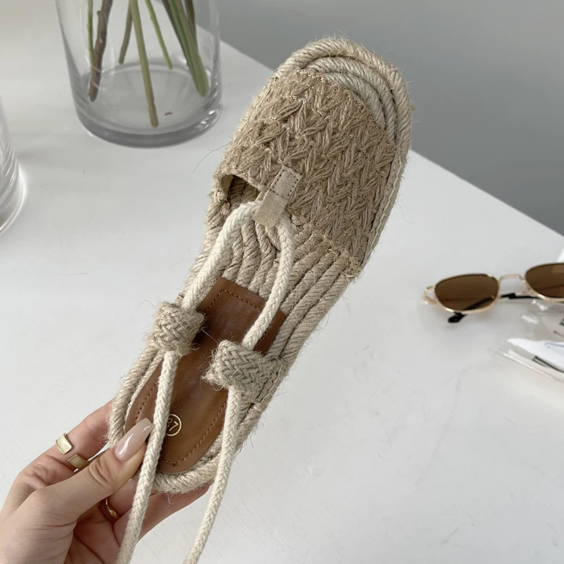 

Сандалии цвета хаки женские на плоской резиновой подошве с ремешком на щиколотке и перекрестной шнуровкой