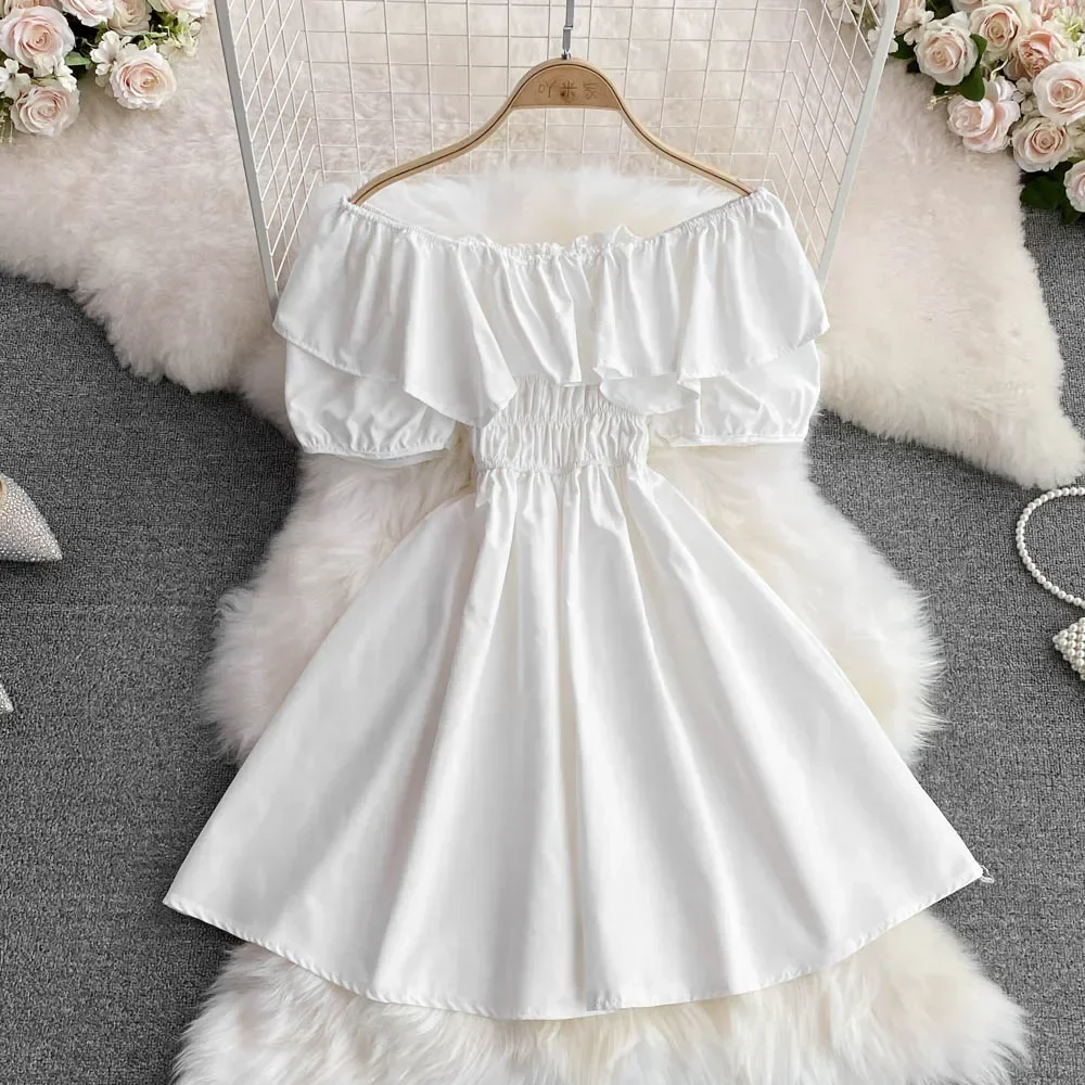 Платье-мини с открытыми плечами и оборками однотонное высокой талией