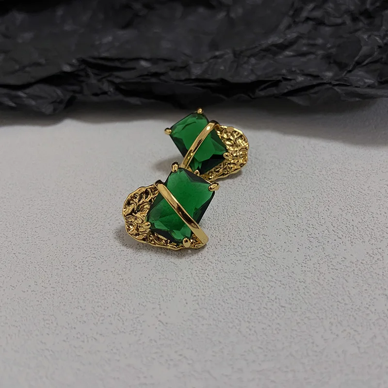 

Женские серьги-гвоздики из латуни, с абстрактным изумрудом