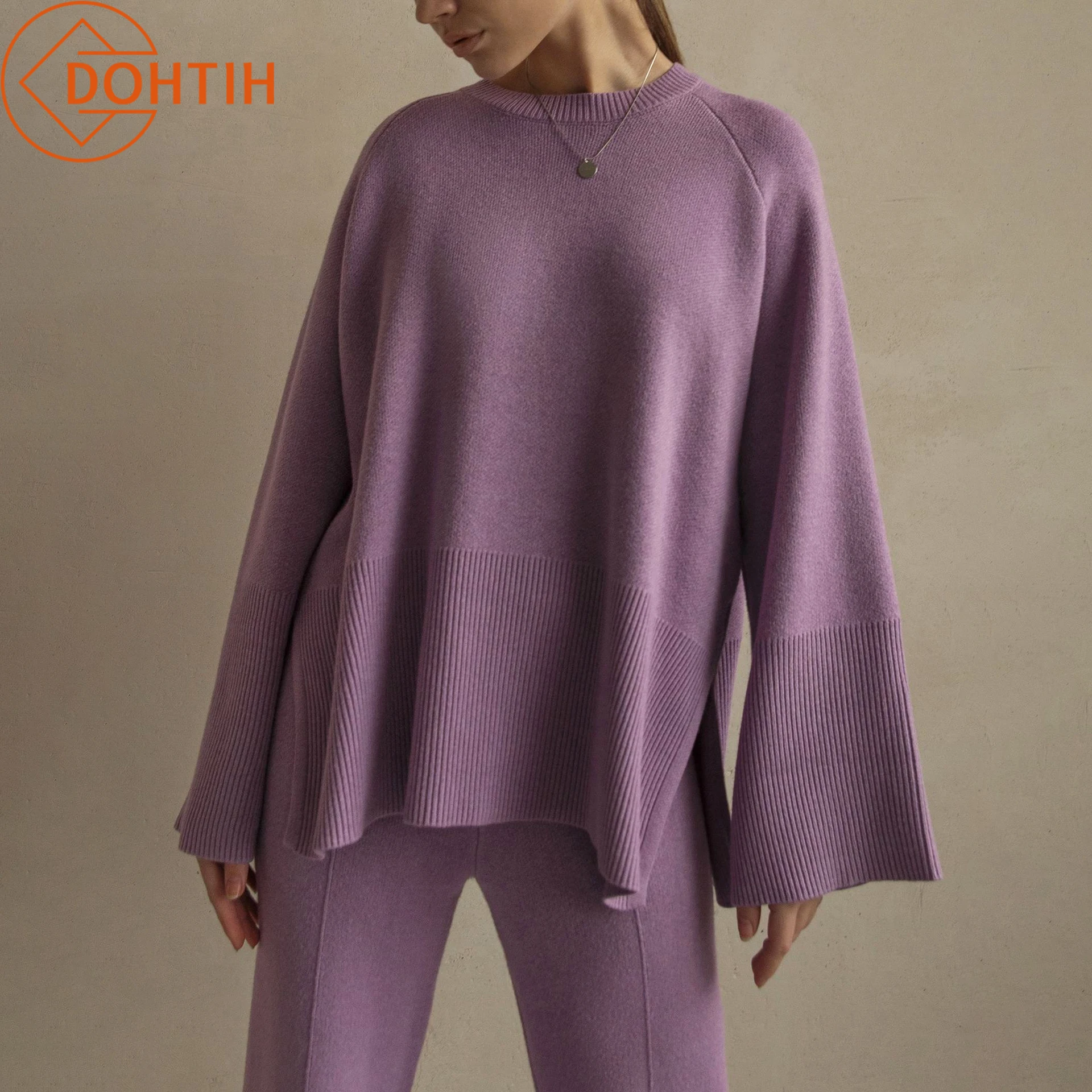 

Женский трикотажный спортивный костюм с круглым вырезом и широкими брюками