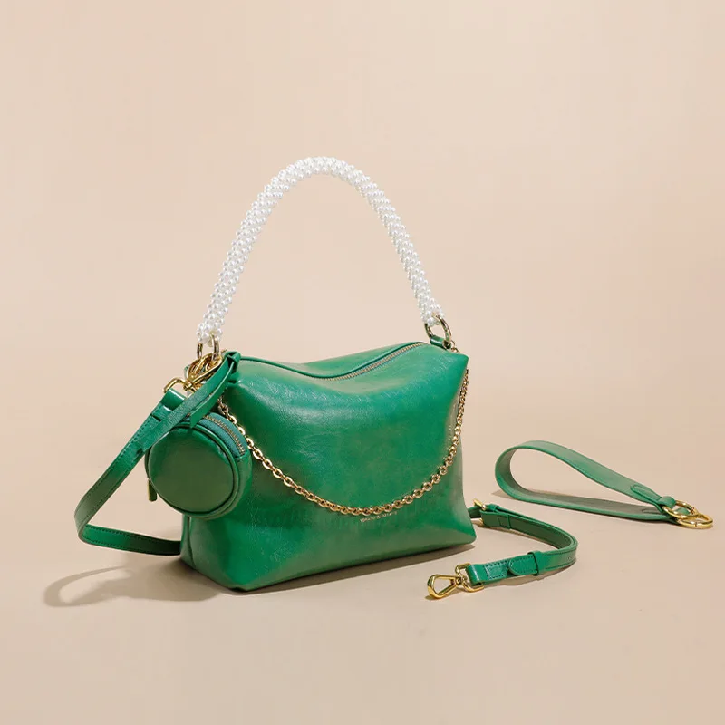 Рисунок 3 - Компактный кошелек с жемчужинами и ремешком на плечо