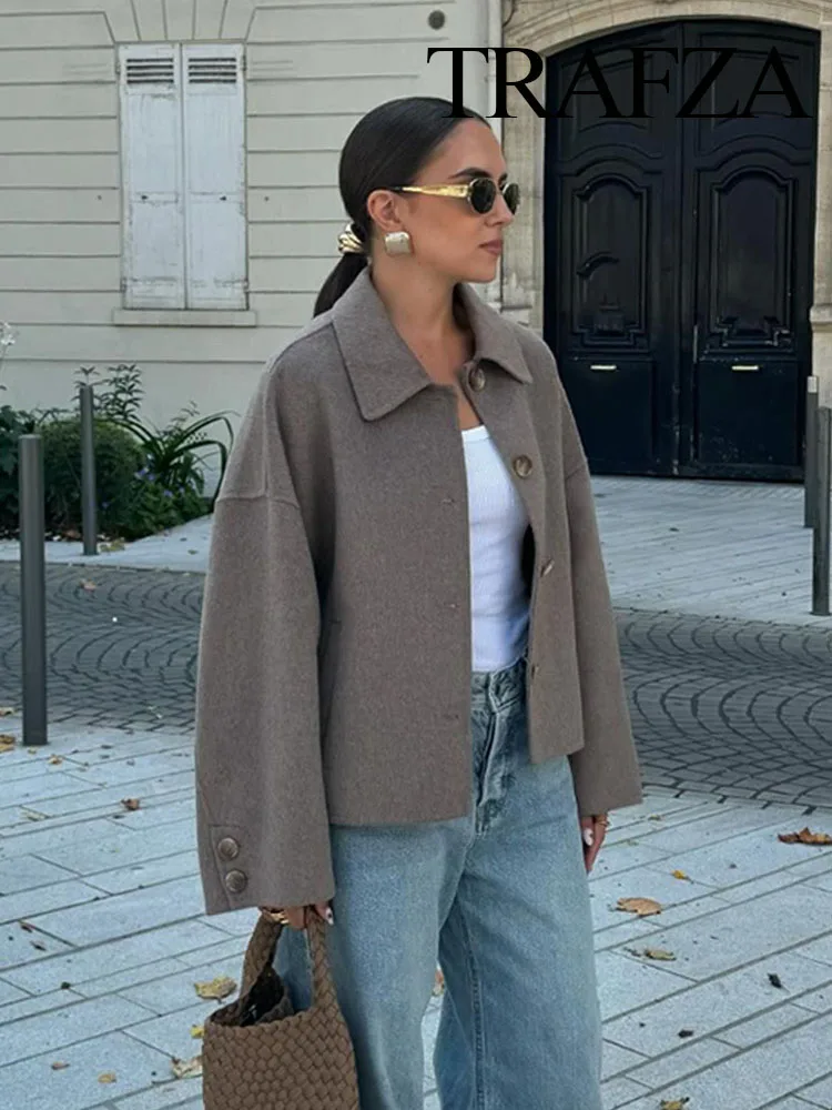 Женская однобортная куртка с отложным воротником и длинным рукавом на пуговицах