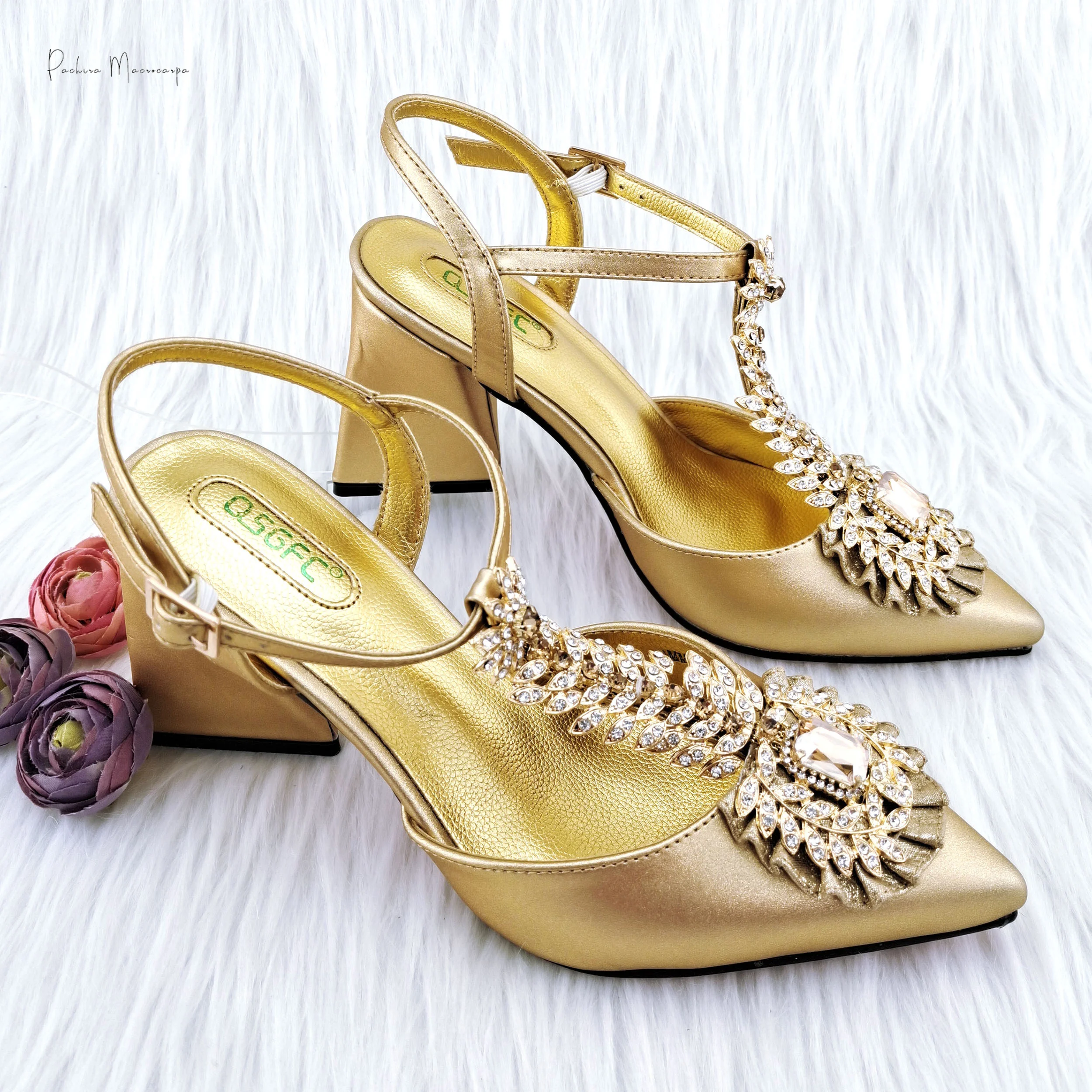 QSGFC 2023 Gold Color African Fashion Ladies Three-dimensional Clutch Shiny Diamond Decoration High Heels Wedding Party Commute